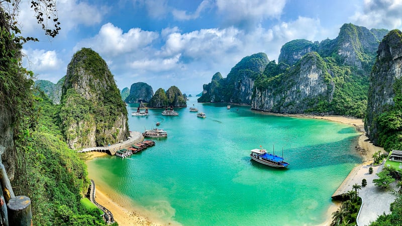 Hạ Long Bay (Vịnh Hạ Long), a UNESCO World Heritage Site located in northeastern Vietnam within Quang Ninh Province