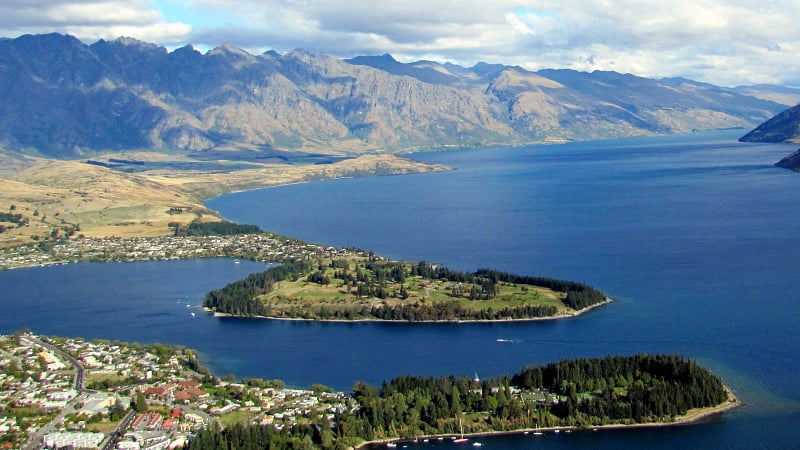 Queenstown, New Zealand, showcasing Lake Wakatipu and its surrounding landmarks.