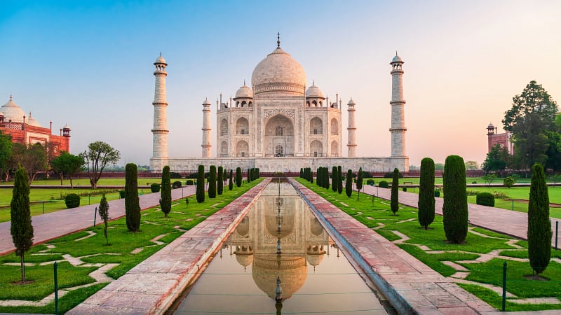 the Taj Mahal, a world-famous ivory-white marble mausoleum located on the southern bank of the Yamuna River in Agra, India.