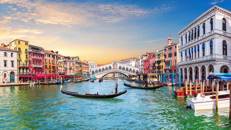 Best of Italy, Venice Grand Canal, view of the Rialto Bridge and gondoliers, Italy.