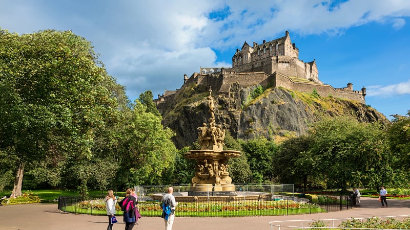 Edinburgh Castle and the Ross Fountain