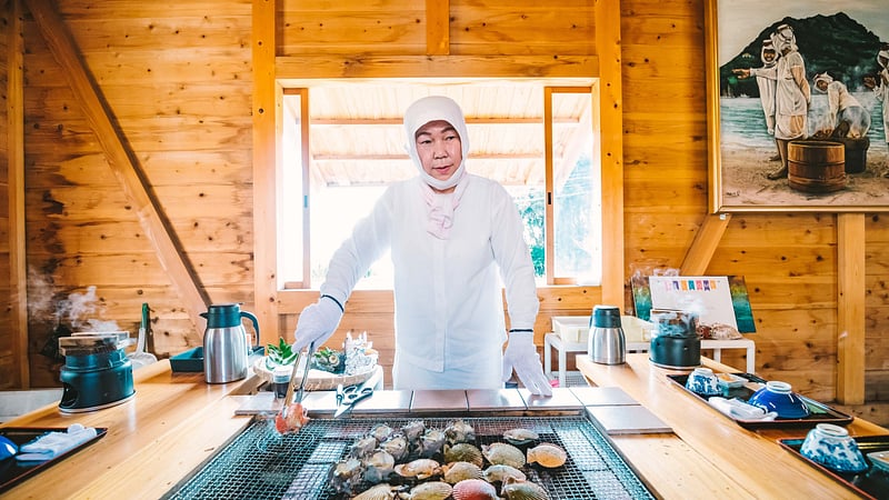Japanese Ama hut dining experience