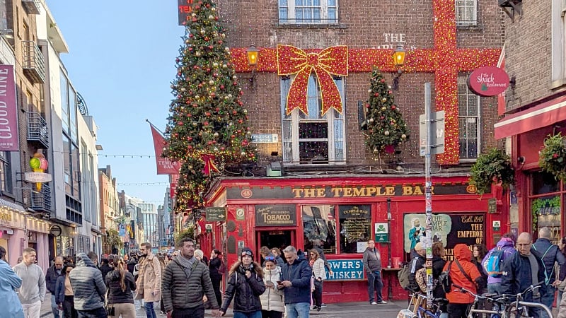 Cobblestone street in Dublin Ireland, decorated for the holiday season