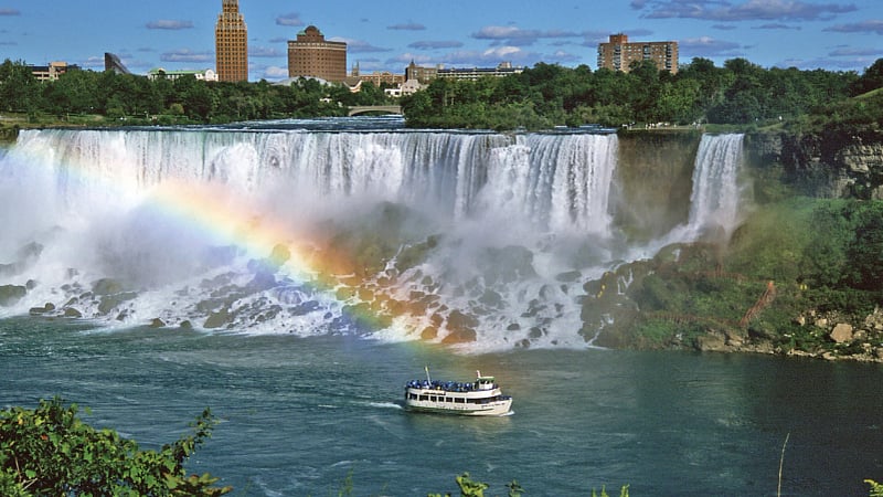 the American Falls, which is one of the three massive waterfalls that collectively form Niagara Falls along the international border between New York, USA, and Ontario, Canada.