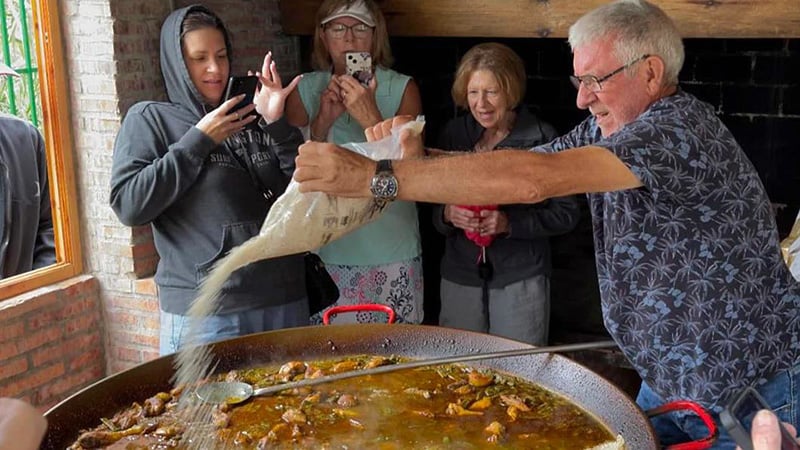 paella making