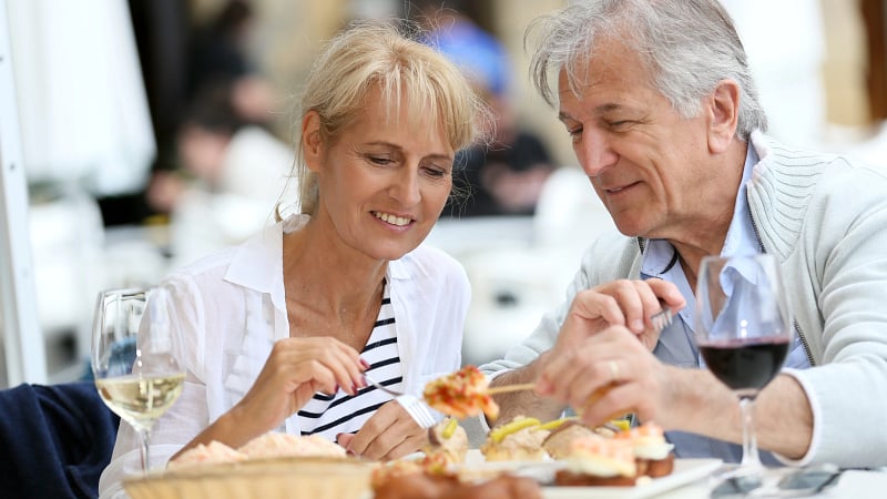Couple Eating in Spain - Fotolia 67881430 Subscription XXL