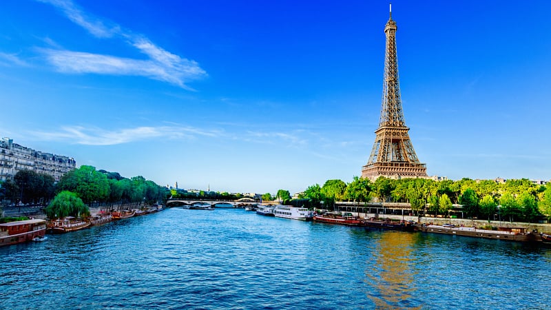 Eiffel Tower Paris AdobeStock 122316035
