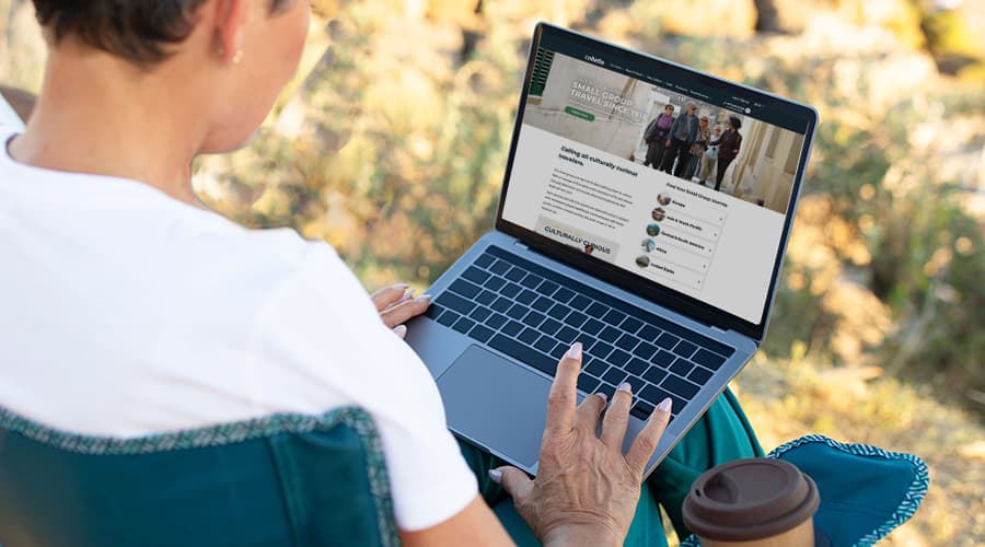 Women with laptop on collette site